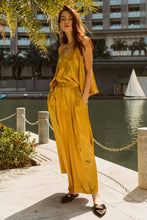 Load image into Gallery viewer, Pleated Loose Crop Pants

